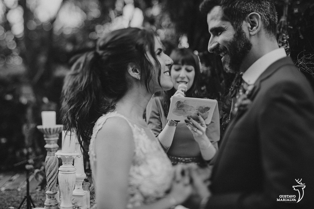noivos se olhando na cerimônia de casamento