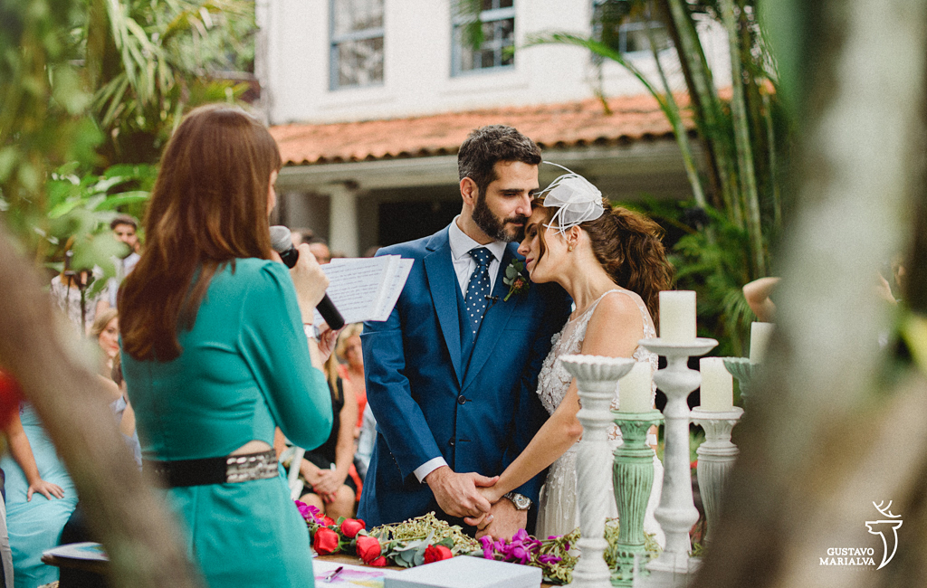 noivos trocando carinho na cerimônia de casamento