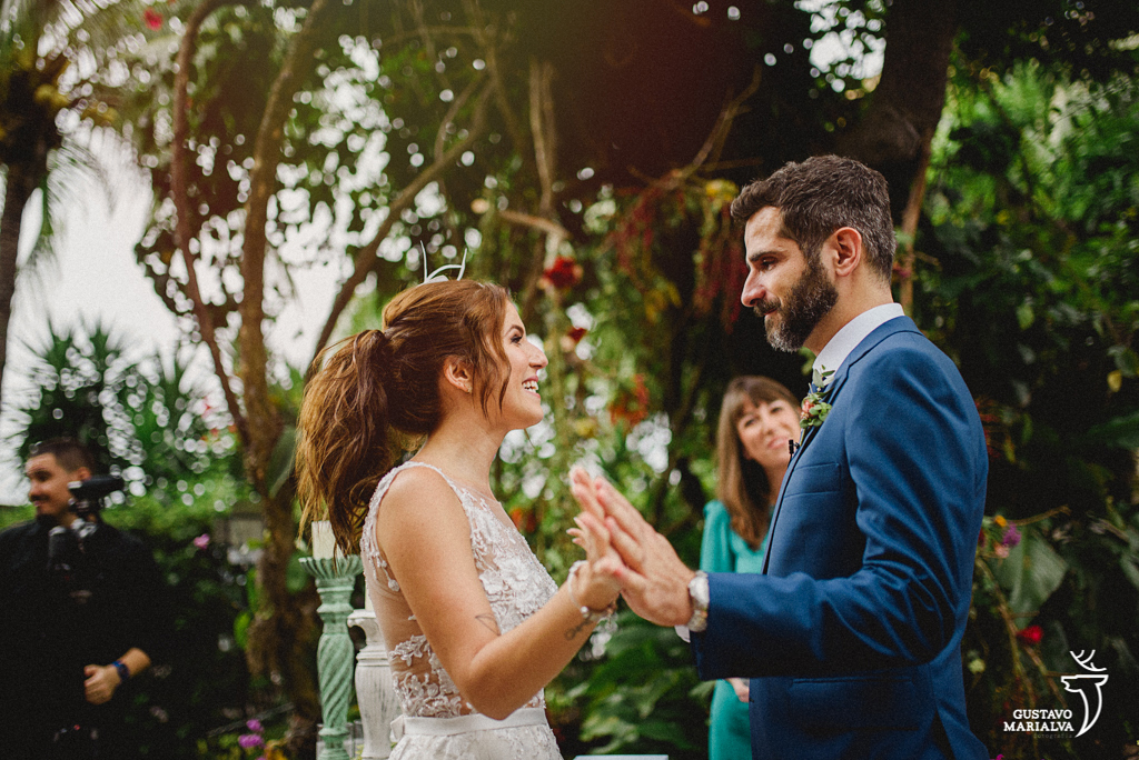 noivos trocando carinho na cerimônia de casamento
