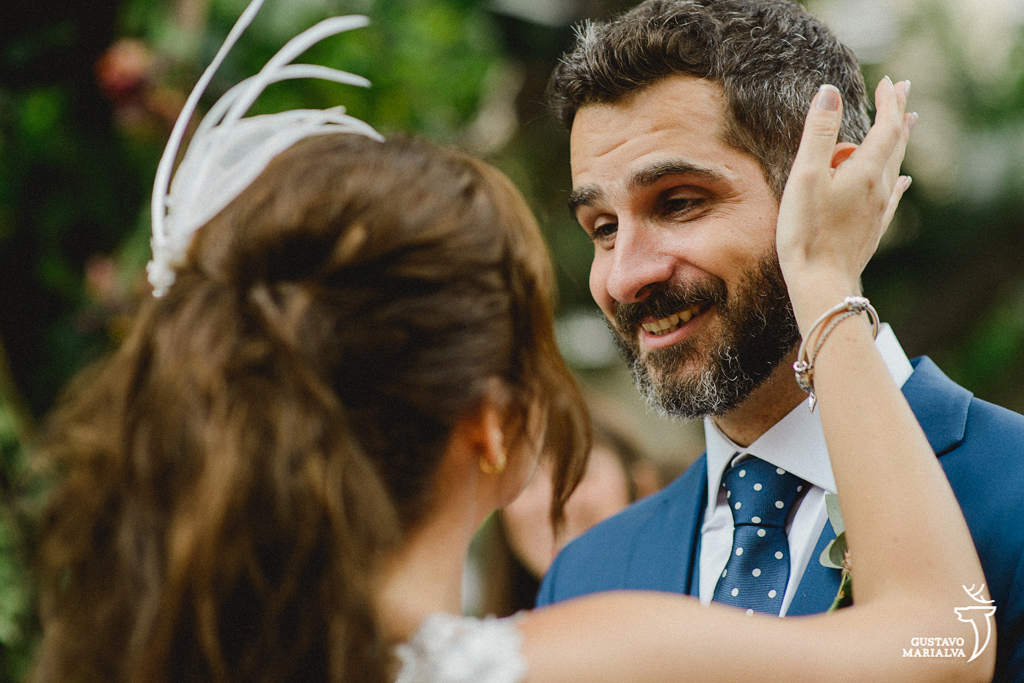 noivo sorrindo na cerimônia de casamento