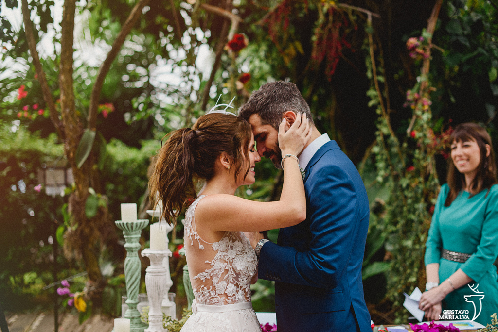 noivos emocionados na cerimônia de casamento