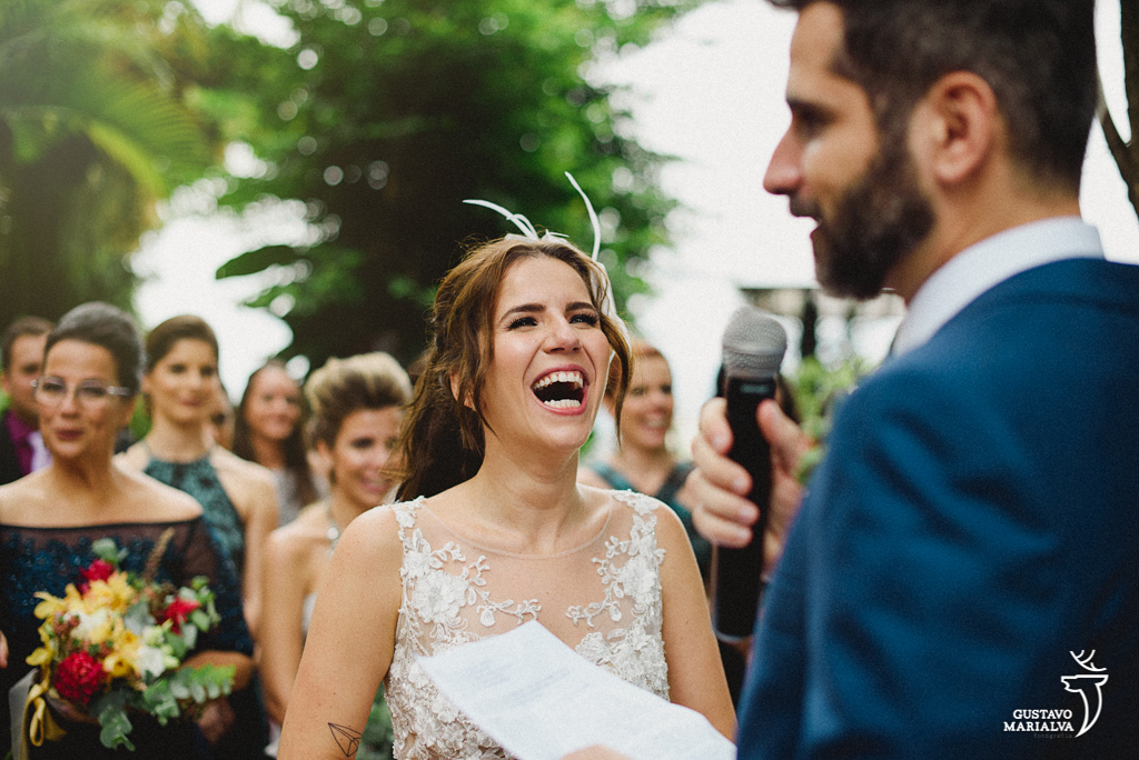 noiva sorrindo na cerimônia de casamento