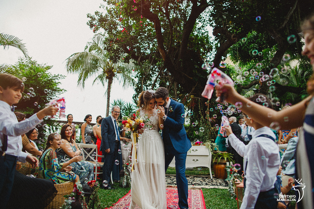 noivos saindo da cerimônia de casamento