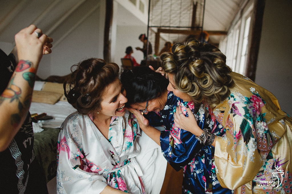 noiva, irmã e mãe chorando no making of do casamento