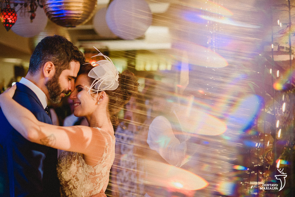 noivos dançando na festa de casamento