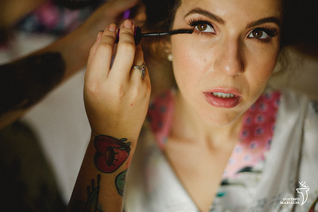 noiva se maquiando no making of do casamento
