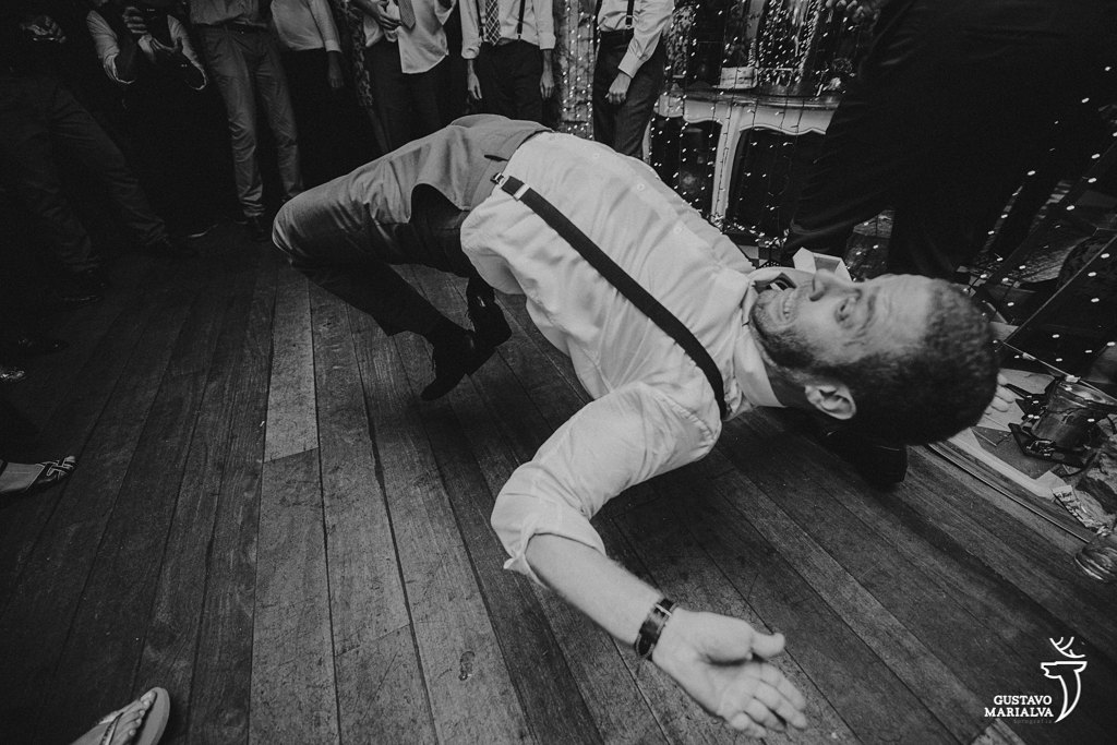 convidado dançando na festa de casamento