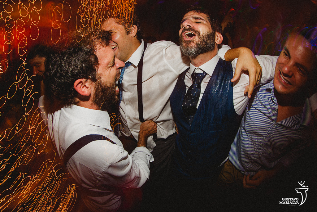 noivo e convidados na festa de casamento