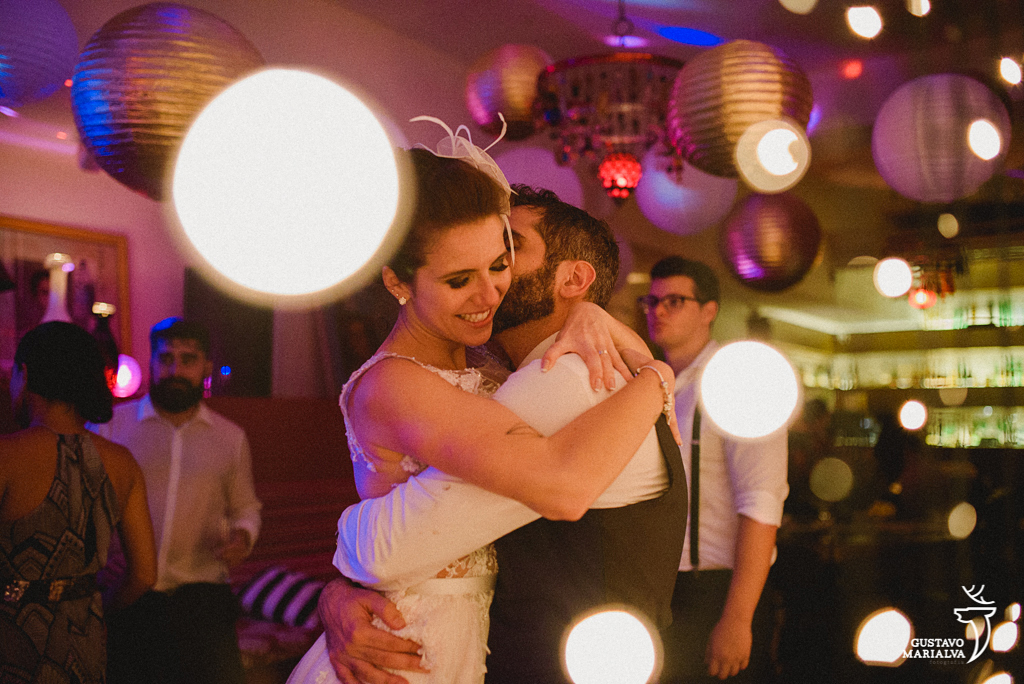 noivos namorando na festa de casamento