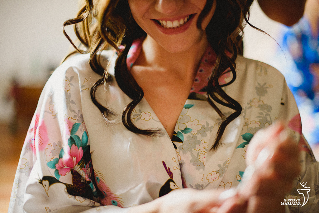 noiva sorrindo no making of do casamento