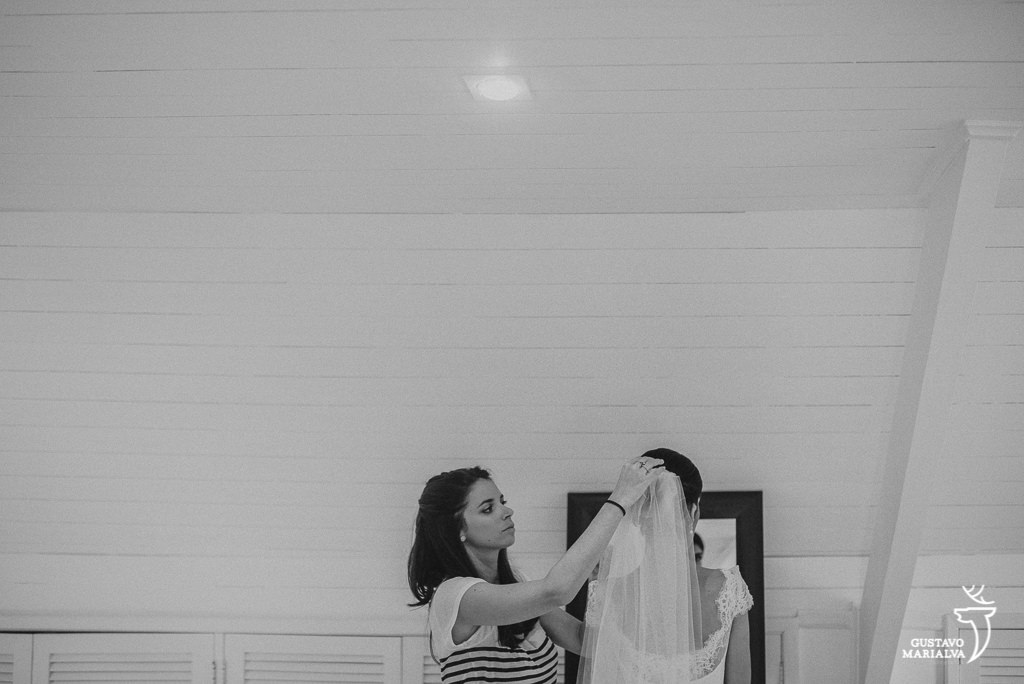 noiva colocando o véu noiva se maquiando durante making of de casamento