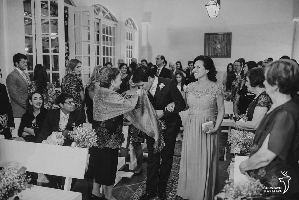 noivo beijando a avó durante a cerimônia de casamento
