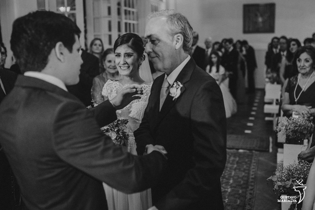 noiva emocionada durante a cerimônia de casamento
