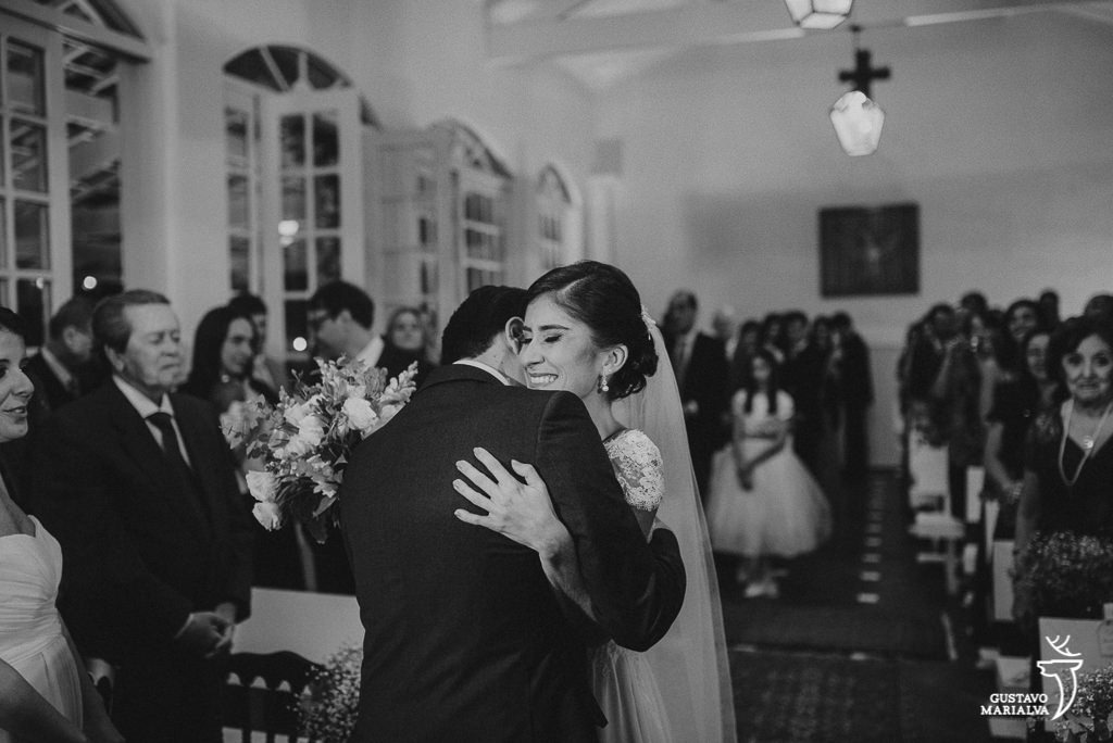 noivos se abraçando durante a cerimônia de casamento