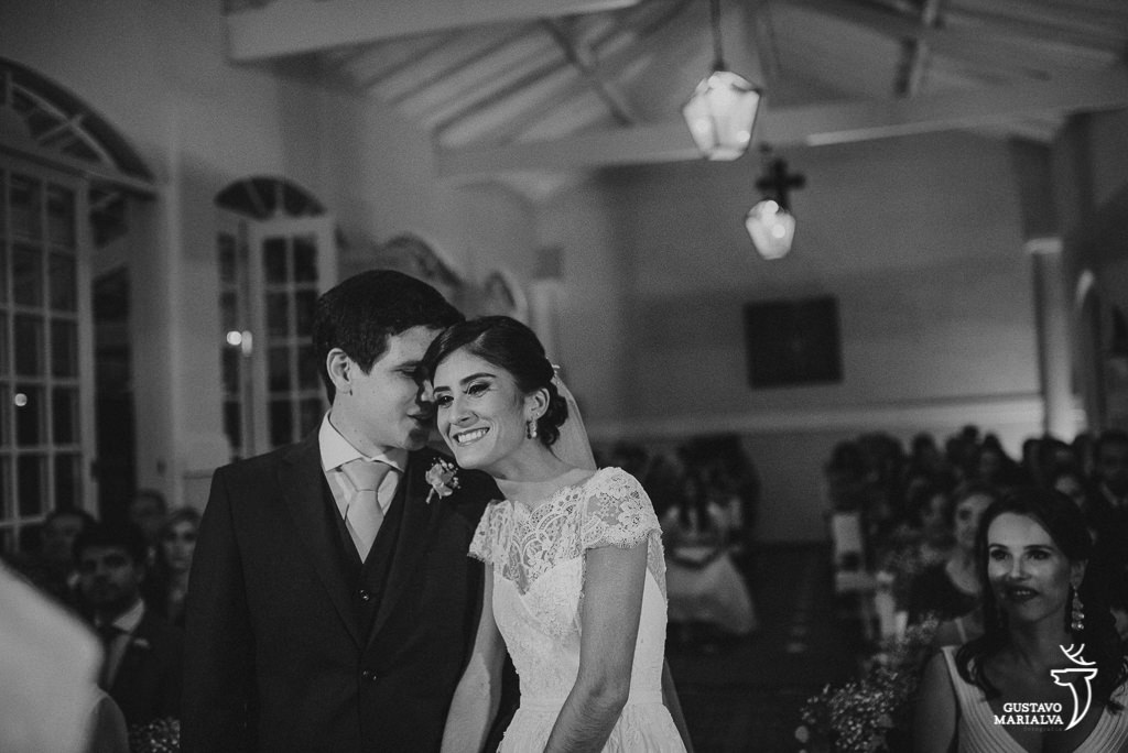 noivos namorando durante a cerimônia de casamento