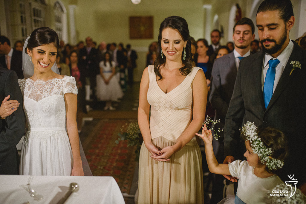 daminha brincando com a noiva durante a cerimônia de casamento