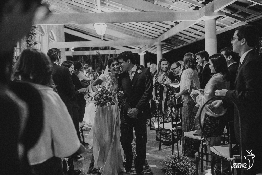 noivos emocionados na saída da cerimônia de casamento