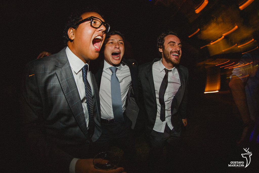 amigos se abraçando na festa de casamento