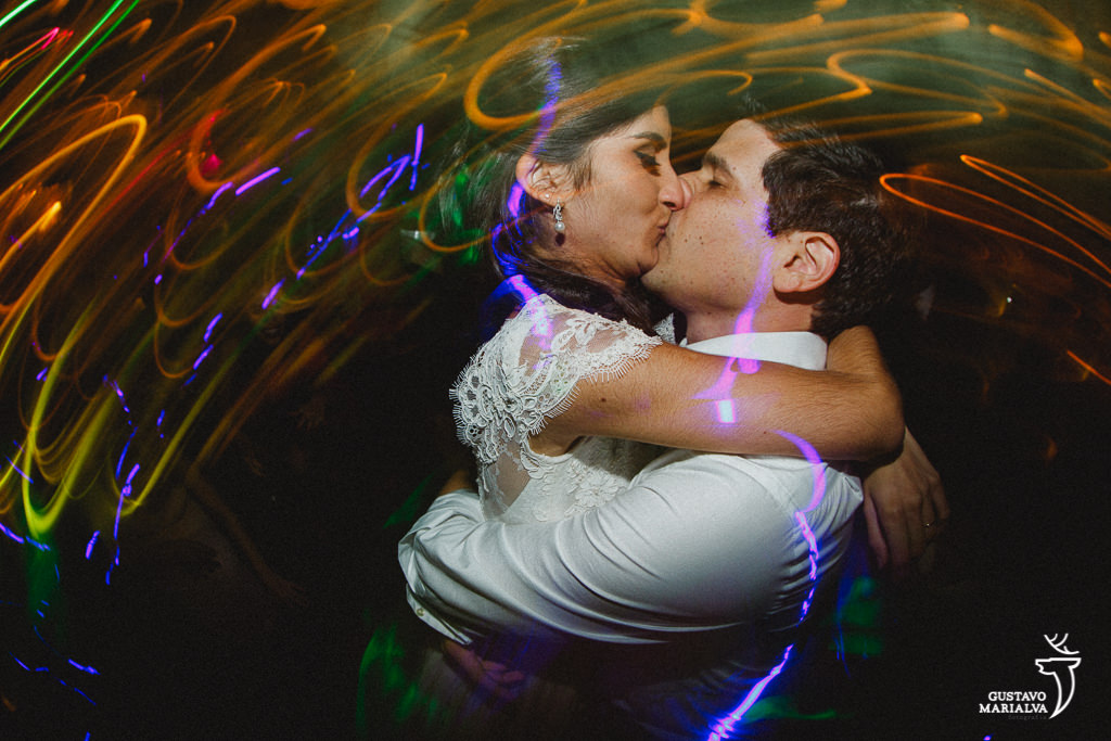 noivos se beijando na festa de casamento