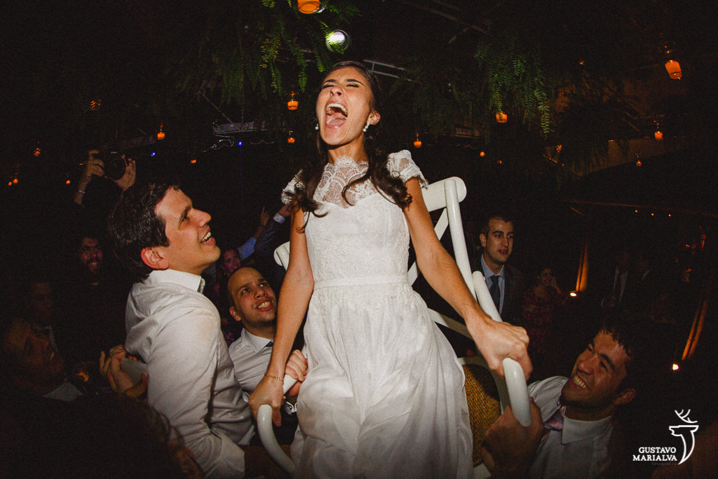 noiva sendo jogada para o alto na festa de casamento