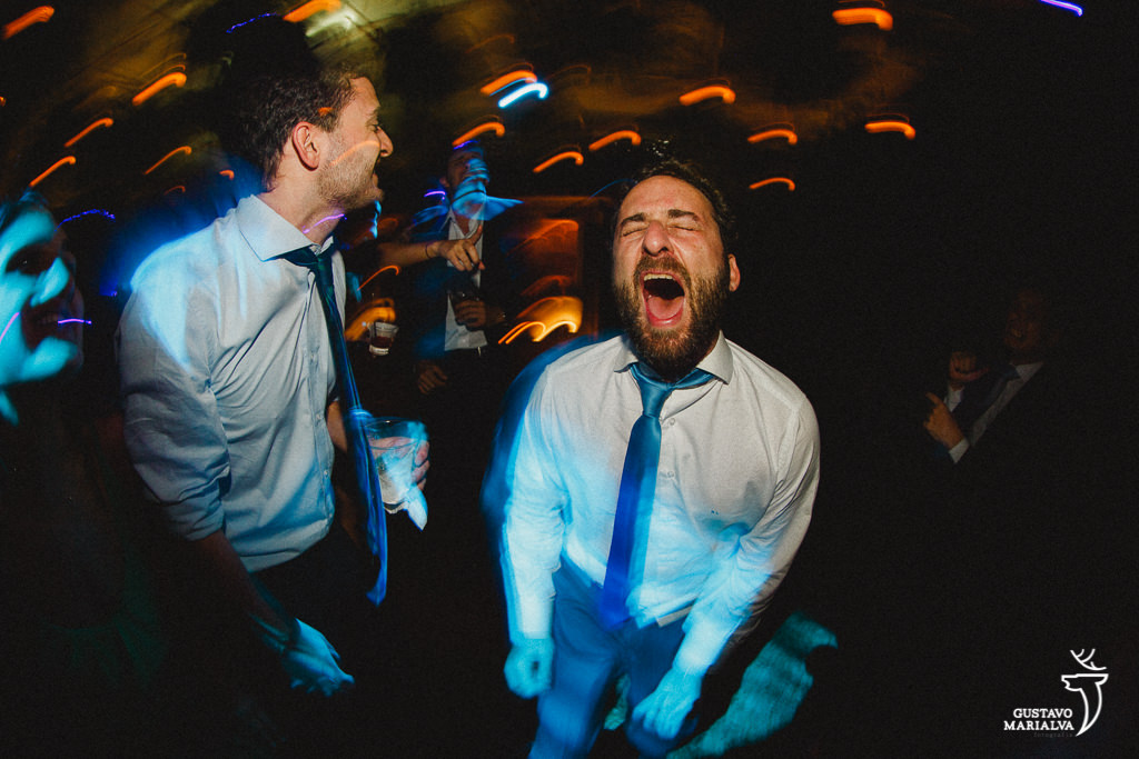 convidado gritando na festa de casamento