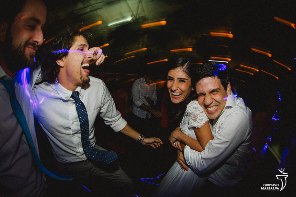 amigos se abraçando na festa de casamento