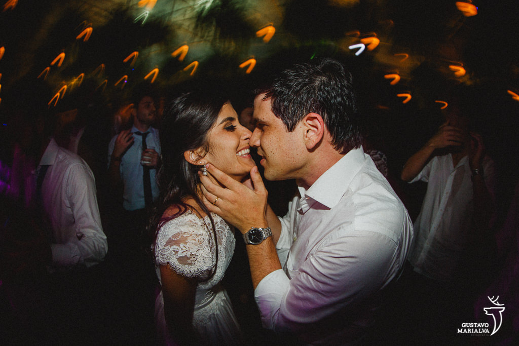 noivo se beijando na festa de casamento
