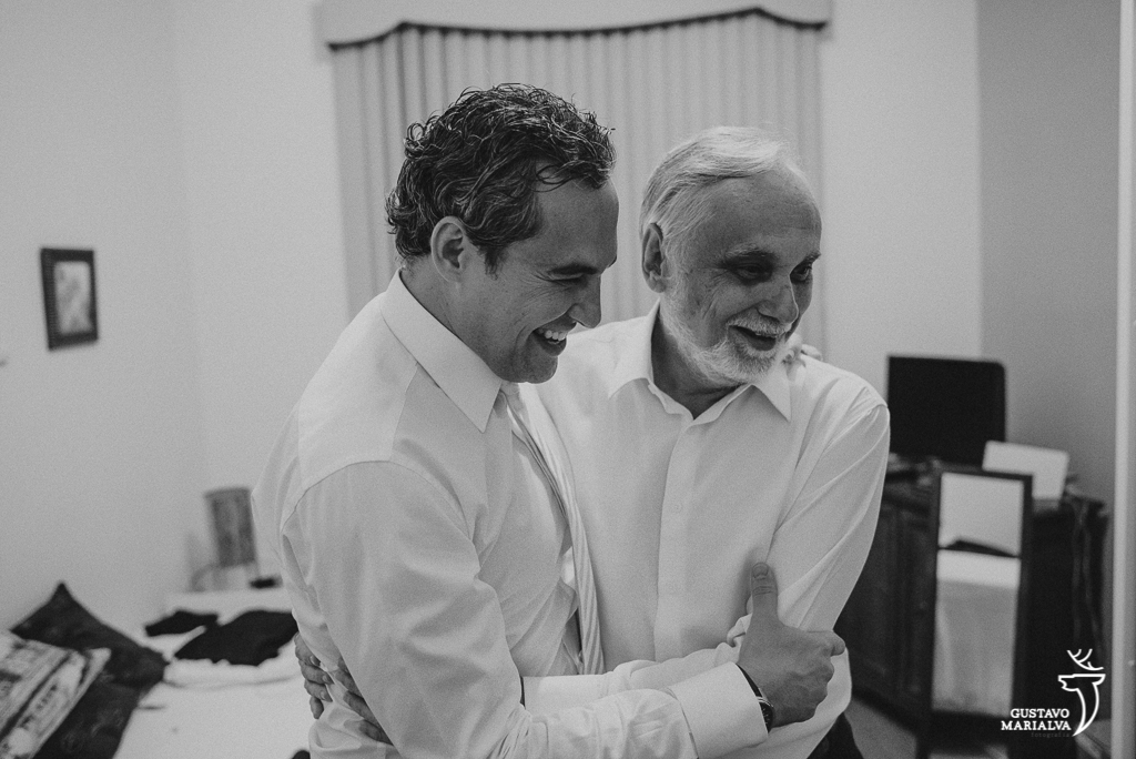 noivo abraçando o pai noivo se arrumando no making of de casamento