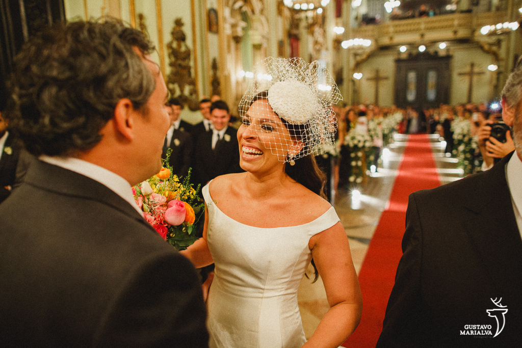 noivo recebendo noiva emocionada na cerimônia de casamento