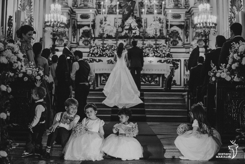 pajens brincando na cerimônia de casamento