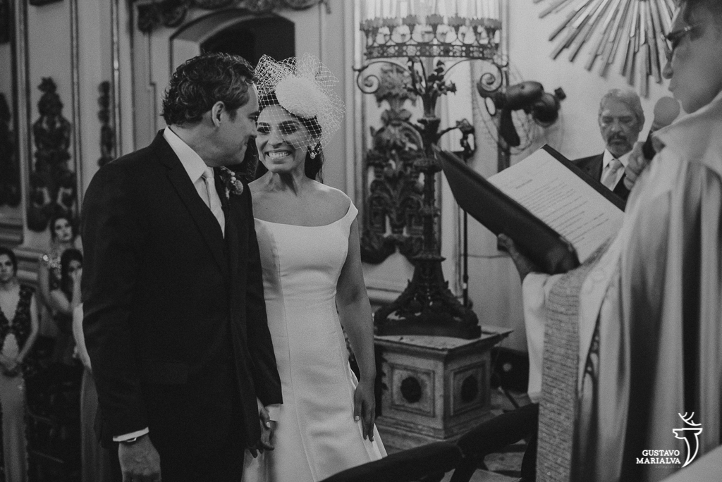 noivos trocando olhares na cerimônia de casamento