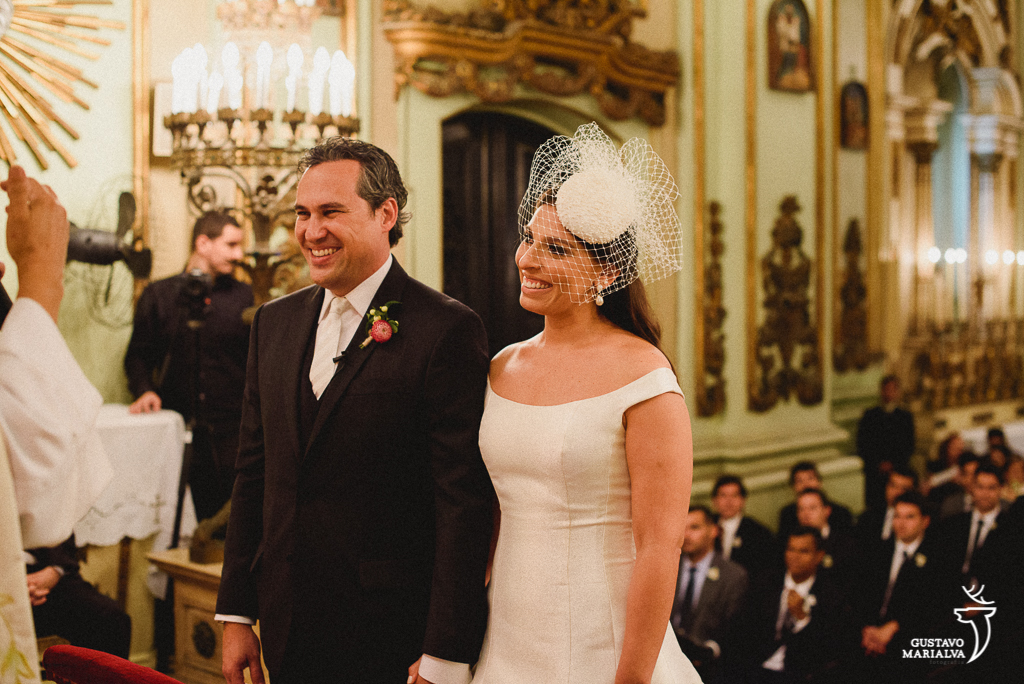 noivos sorrindo na cerimônia de casamento