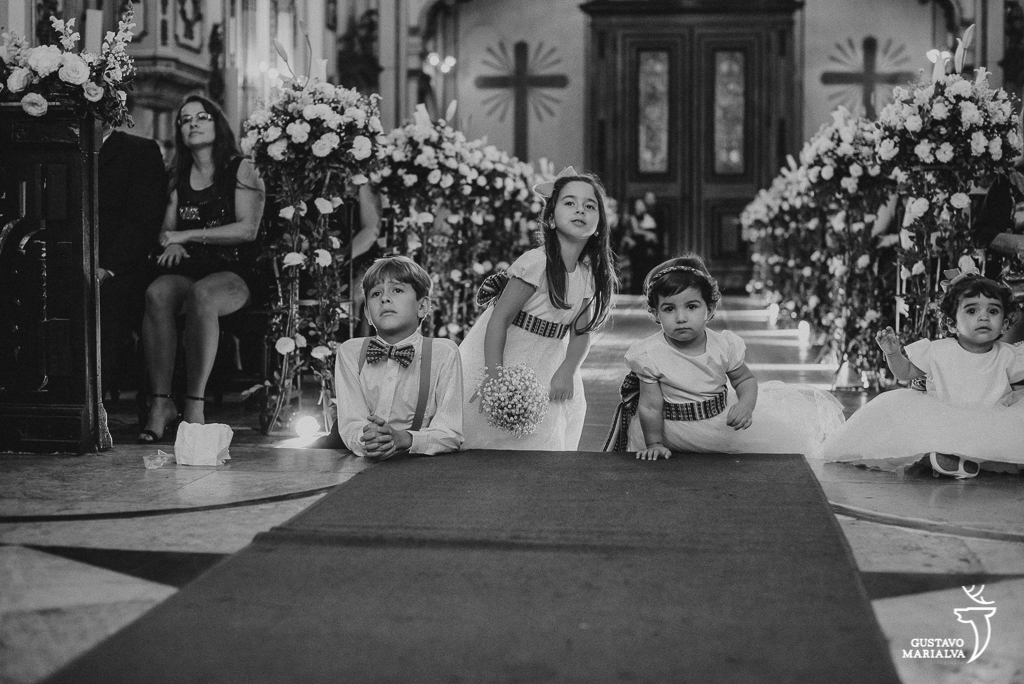 pajens olhando a cerimônia de casamento