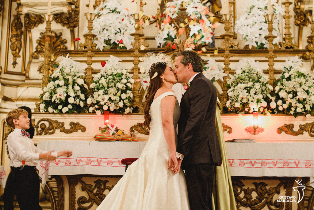 noivos se beijando na cerimônia de casamento