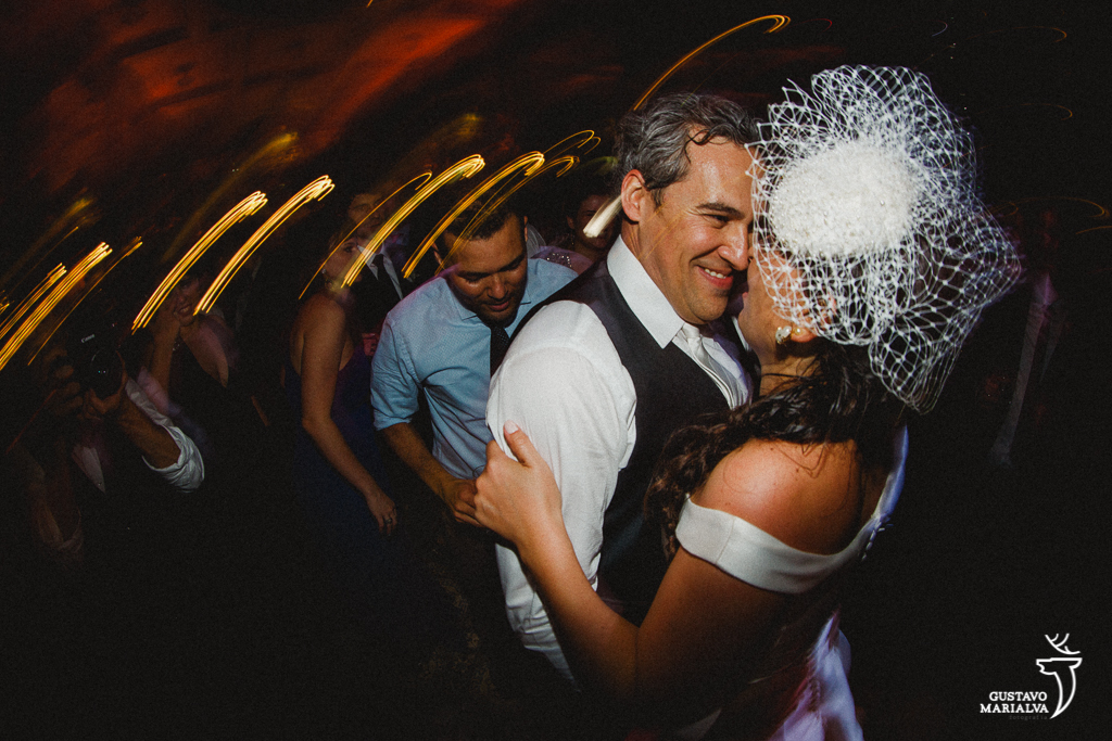 noivos dançando durante a festa de casamento
