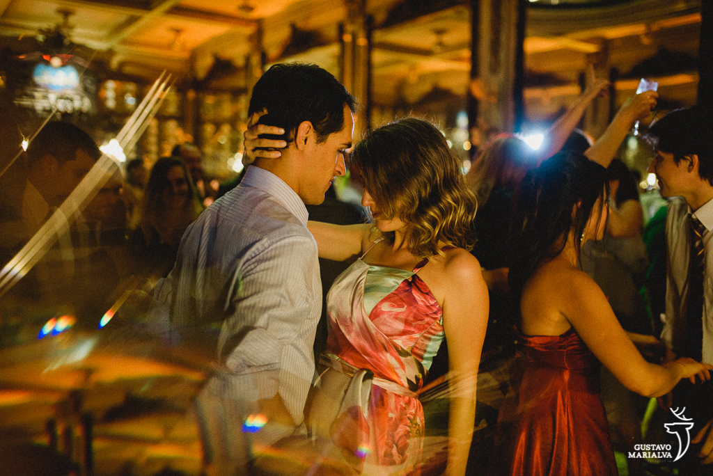 convidados dançando durante a festa de casamento