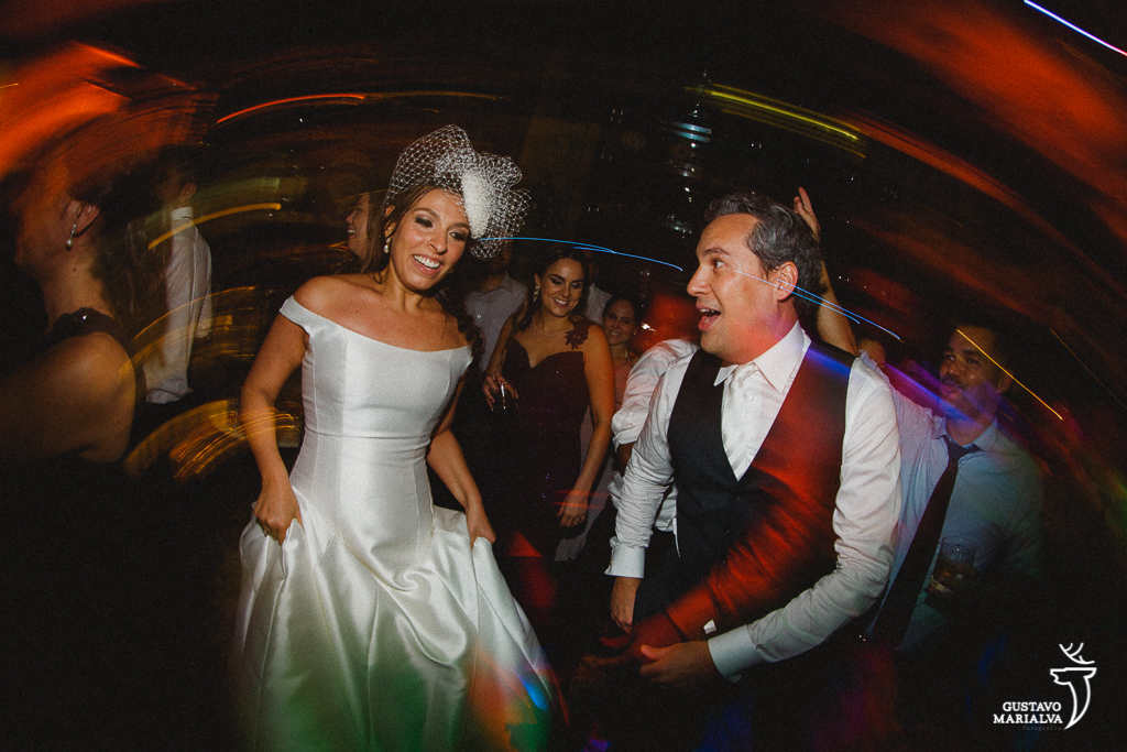 noivos dançando durante a festa de casamento