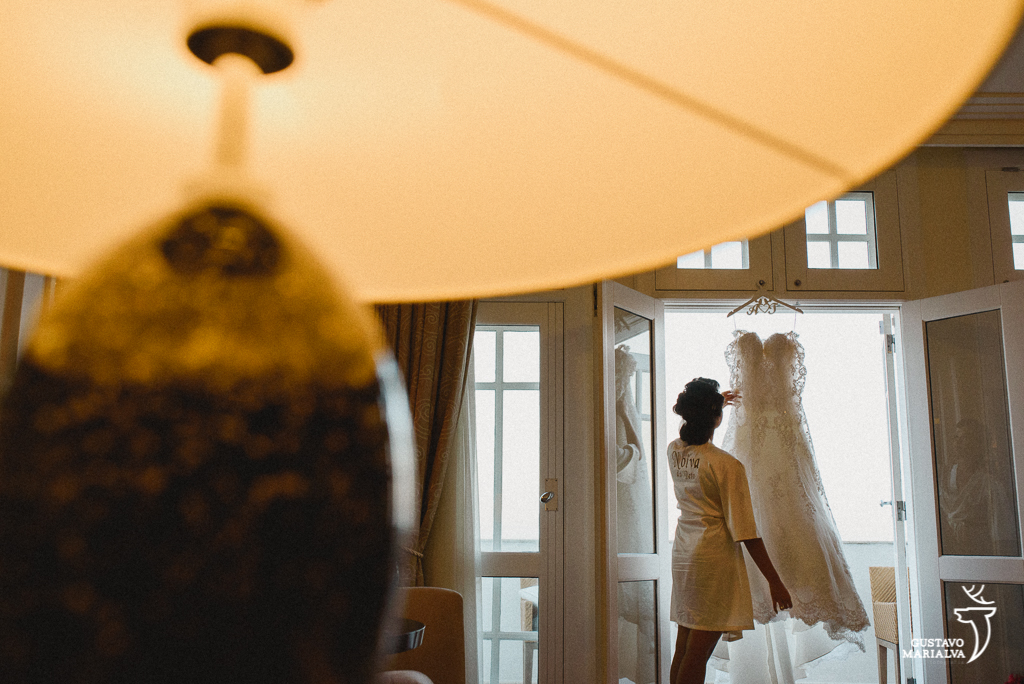 noiva arrumando o vestido durante o making of de casamento