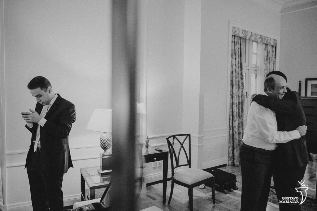 noivo se arrumando no making of de casamento