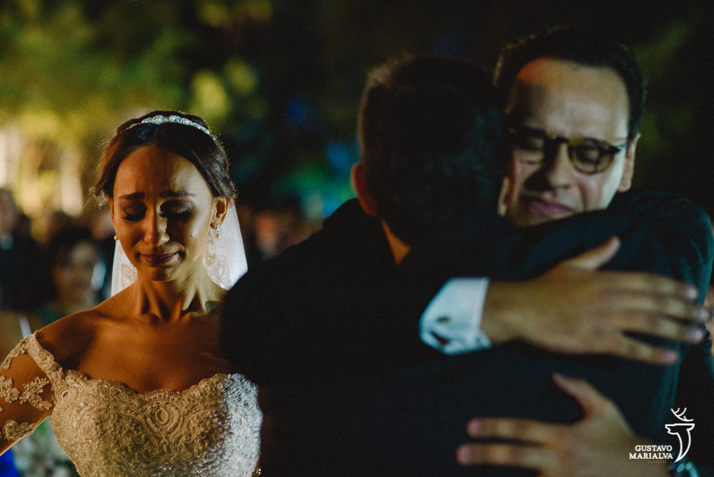noiva se emocionando na entrada da cerimônia de casamento