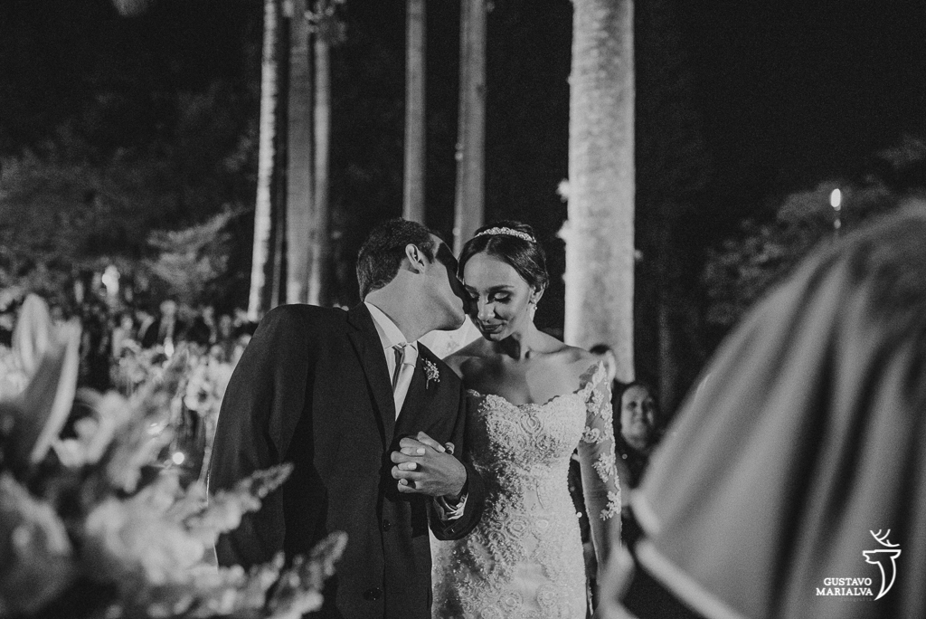 noivo beijando a noiva na cerimônia de casamento