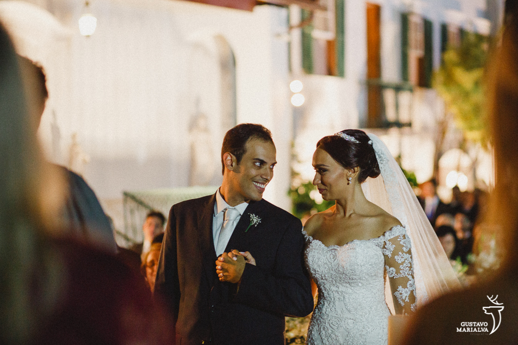 noivos se olhando na cerimônia de casamento