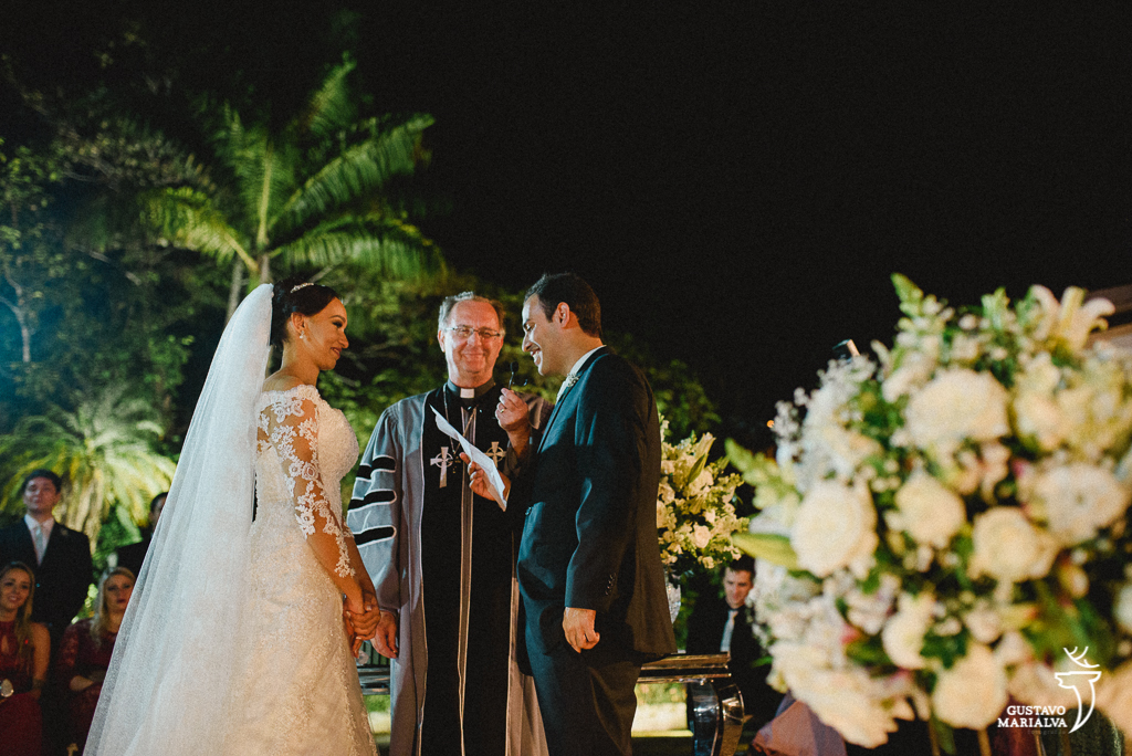 noivos trocando votos na cerimônia de casamento