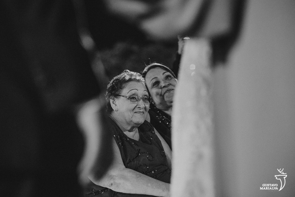 avós se emocionando na cerimônia de casamento
