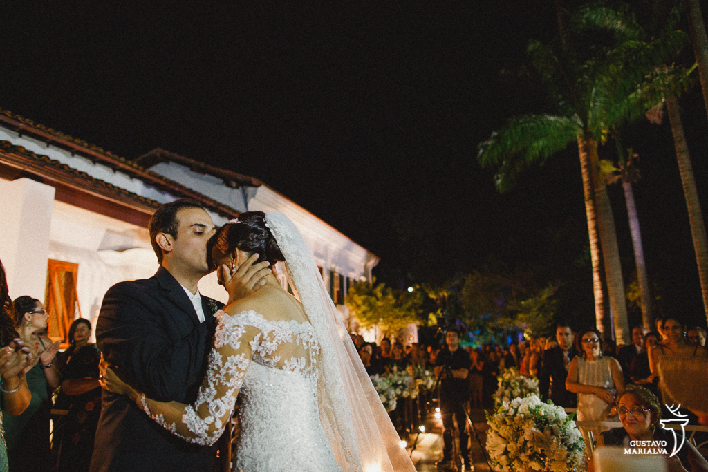 noivo beijando a noiva na cerimônia de casamento