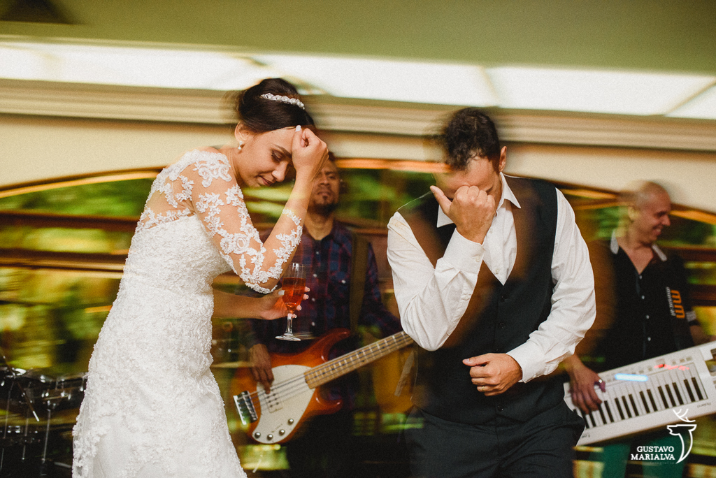 noivos dançando música sertaneja durante a festa de casamento