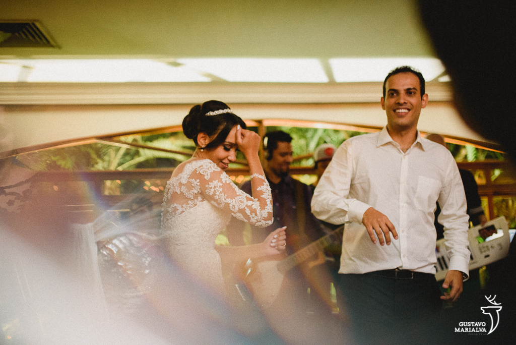 noiva e noivo dançando sertanejo na festa de casamento