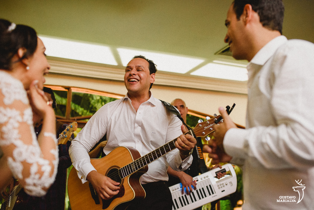 padrinho tocando violão