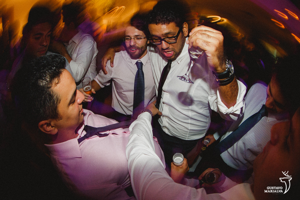 amigos dançando na festa de casamento
