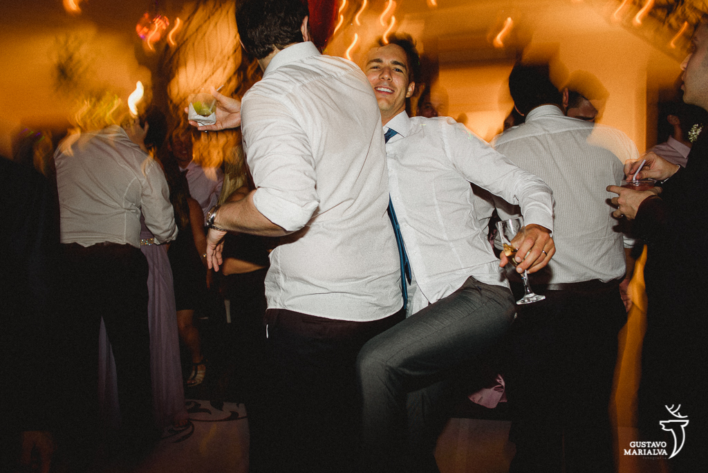amigos dançando funk